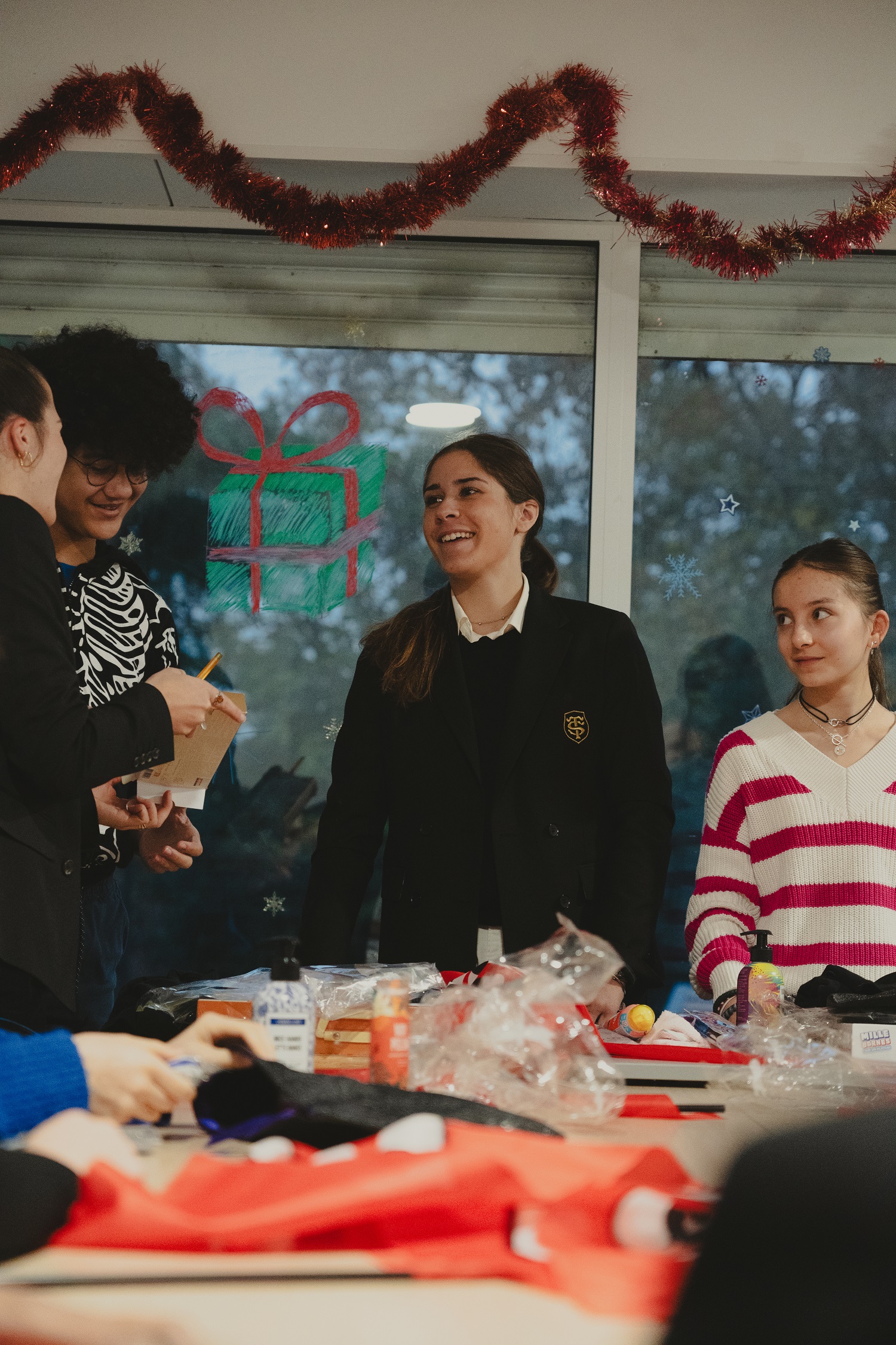 Mardi 19 décembre 2023, le Stade Toulousain et l'association LA PETITE ETOILE se sont rendus dans différents hôpitaux du CHU de Toulouse afin de remettre des cadeaux à l'approche des fêtes de Noël.