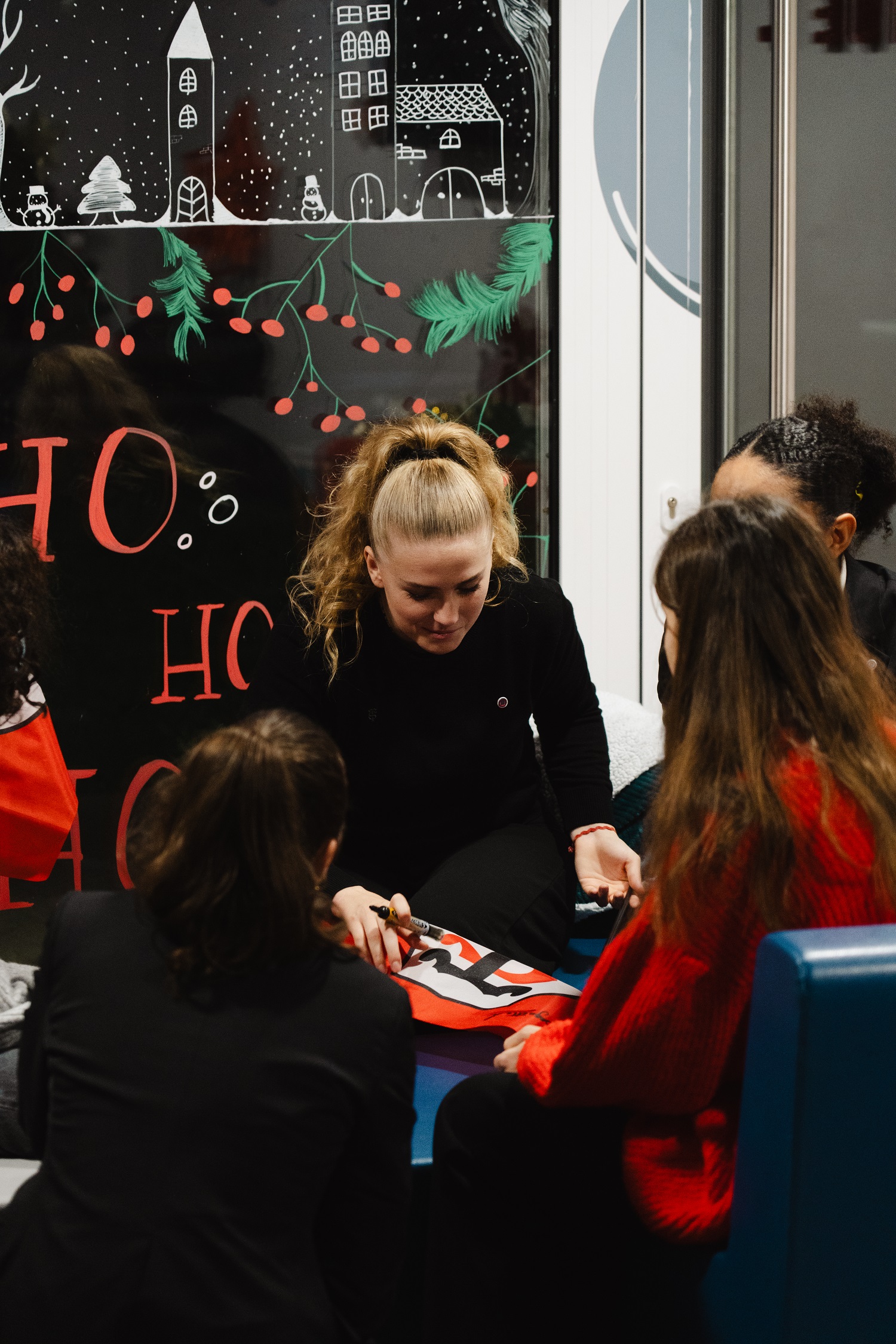 Mardi 19 décembre 2023, le Stade Toulousain et l'association LA PETITE ETOILE se sont rendus dans différents hôpitaux du CHU de Toulouse afin de remettre des cadeaux à l'approche des fêtes de Noël.