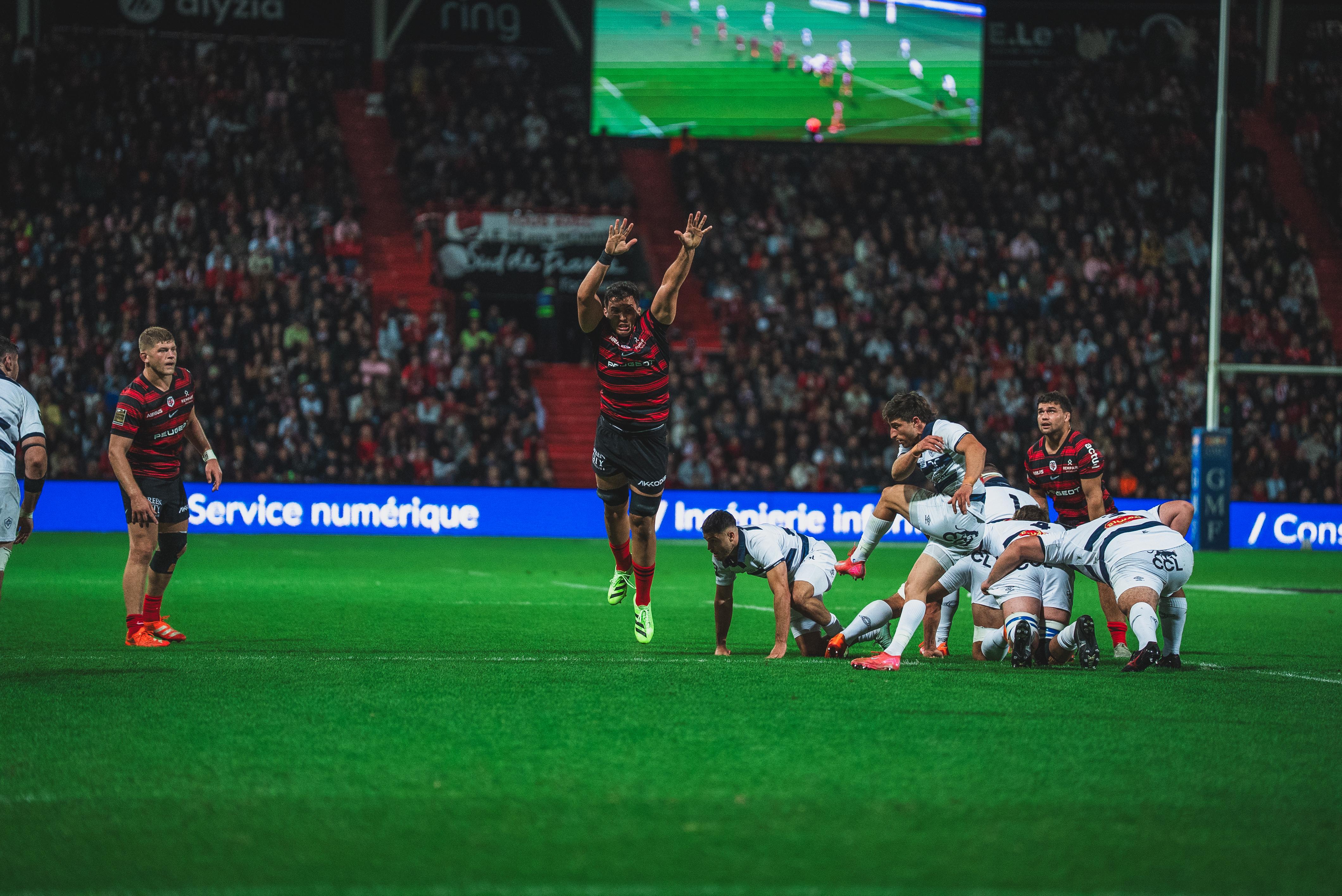 Efrain Elias s'étend pour contrer le jeu au pied