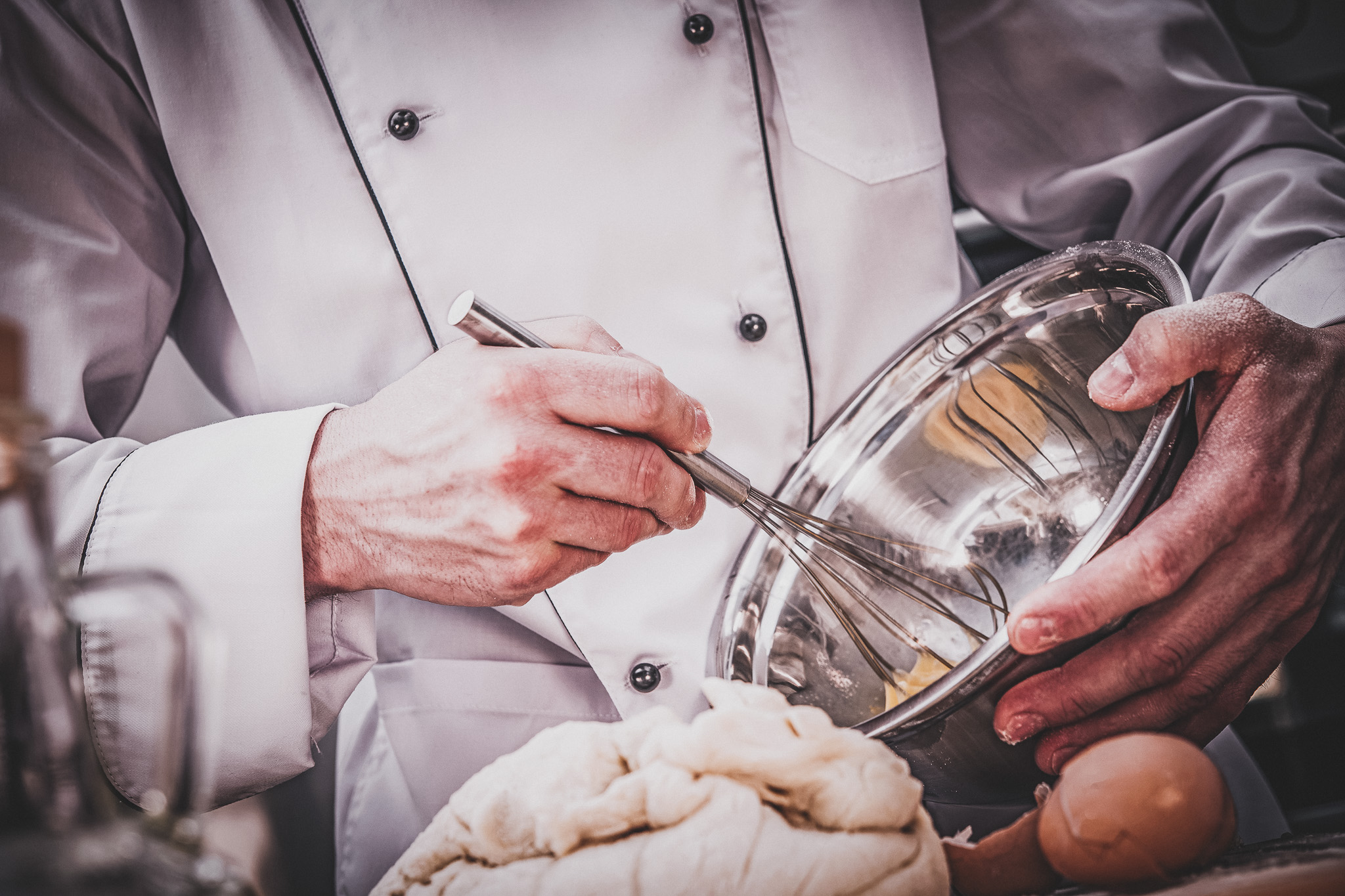 Focus sur chef de cuisine mélangeant un plat