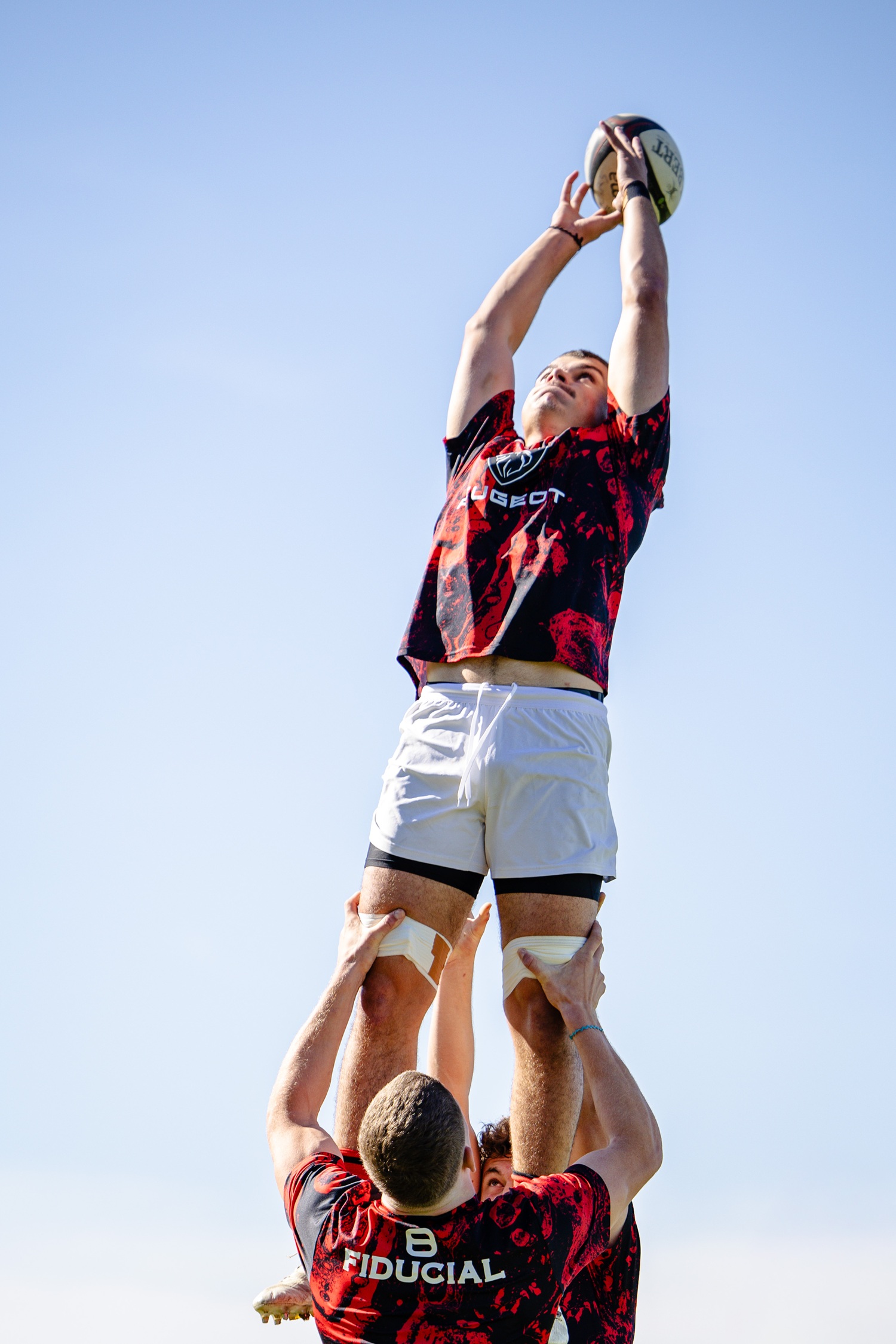 Joueurs espoirs en action lors du match Colomiers - Stade Toulousain