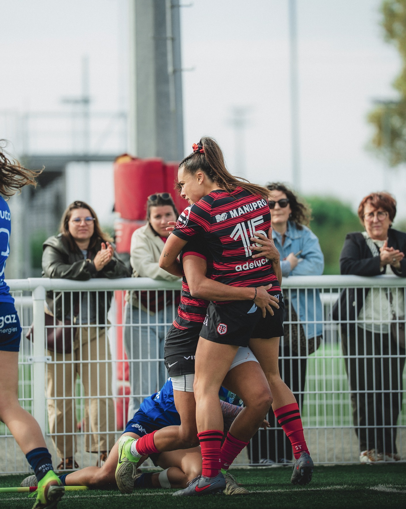 Léa Murie félicitant Kelly Arbey après un essai lors du match face au Stade Villeneuvois 25/26