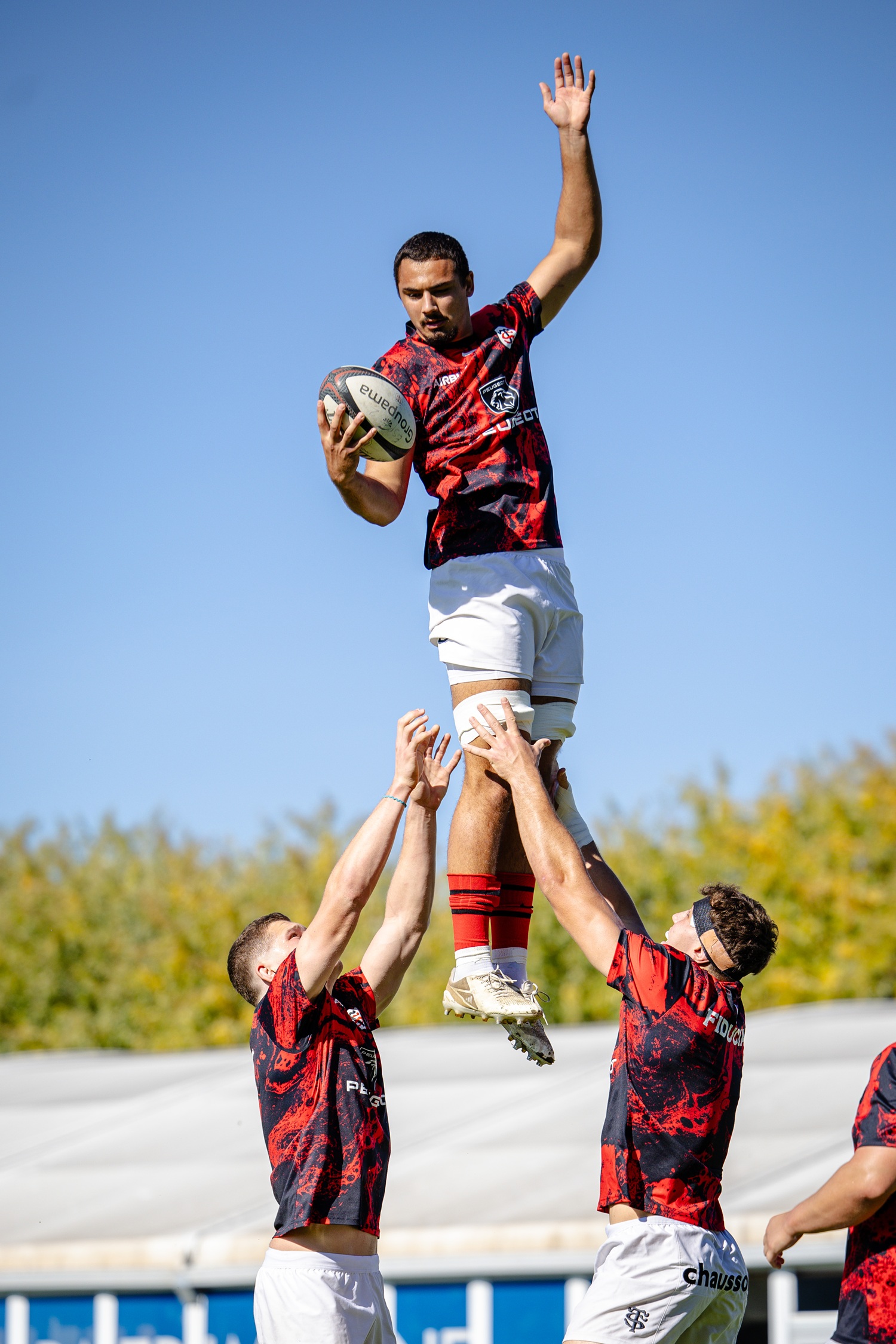Joueurs espoirs en action lors du match Colomiers - Stade Toulousain