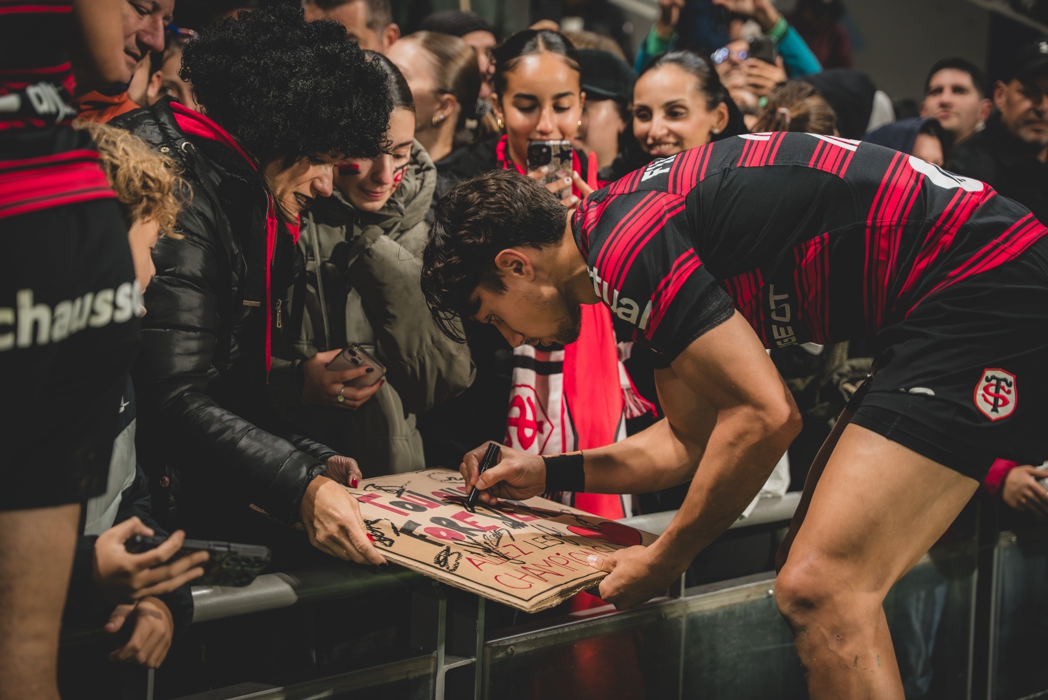 Ange Capuozzo signe un autographe