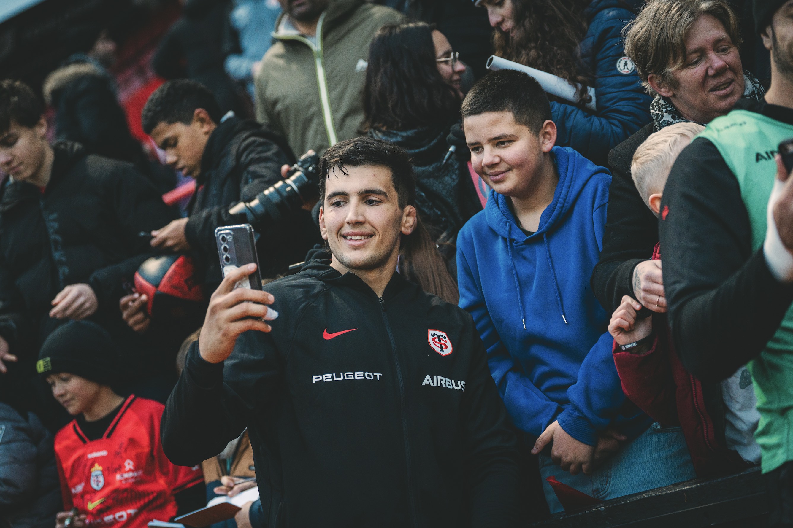 Efrain Elias avec un supporter 25/26