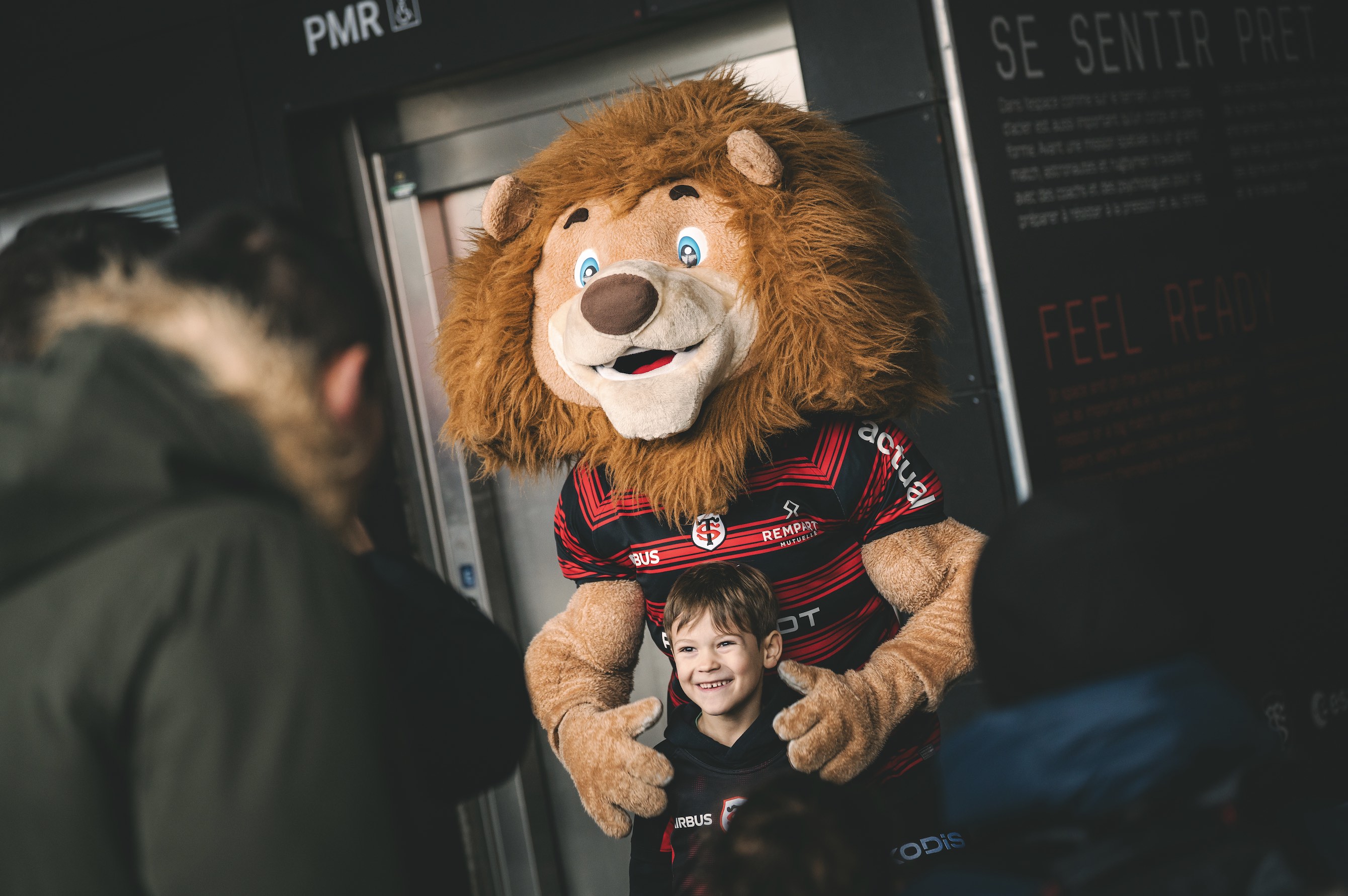 Ovalion avec un jeune supporter 25/26