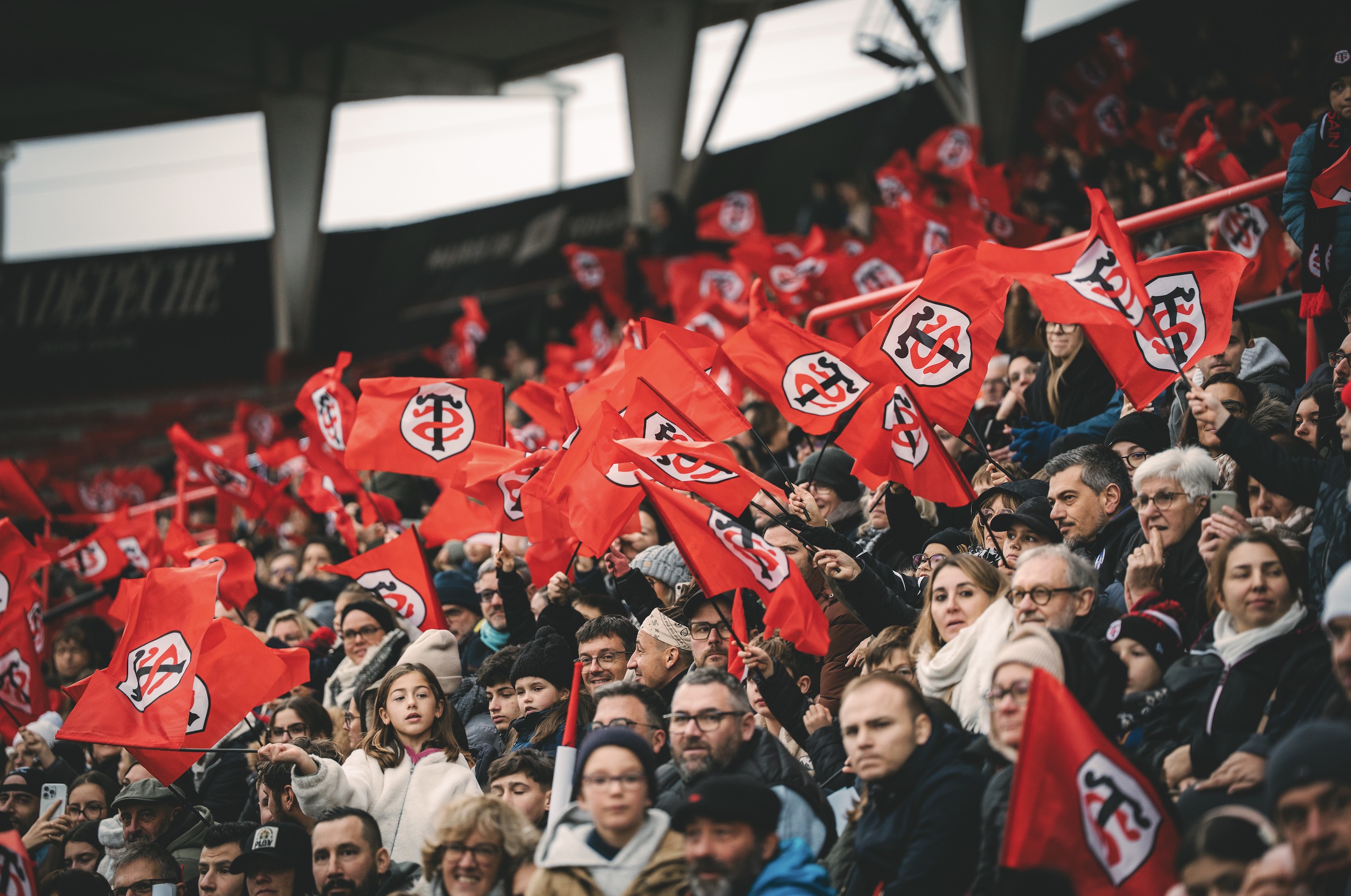 Supporters agitant des drapeaux à l'entraînement 25/26