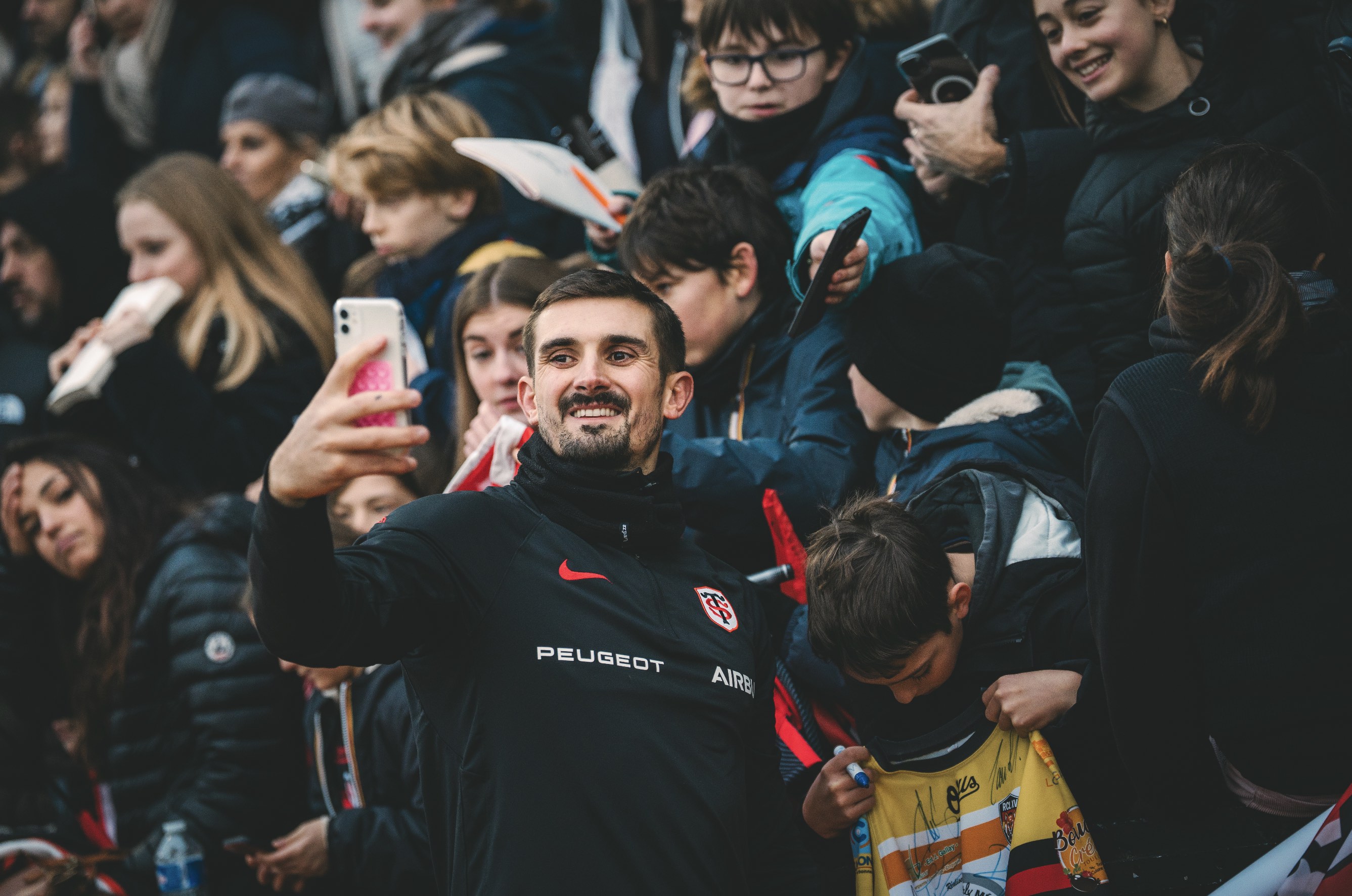 Thomas Ramos avec un supporter 25/26