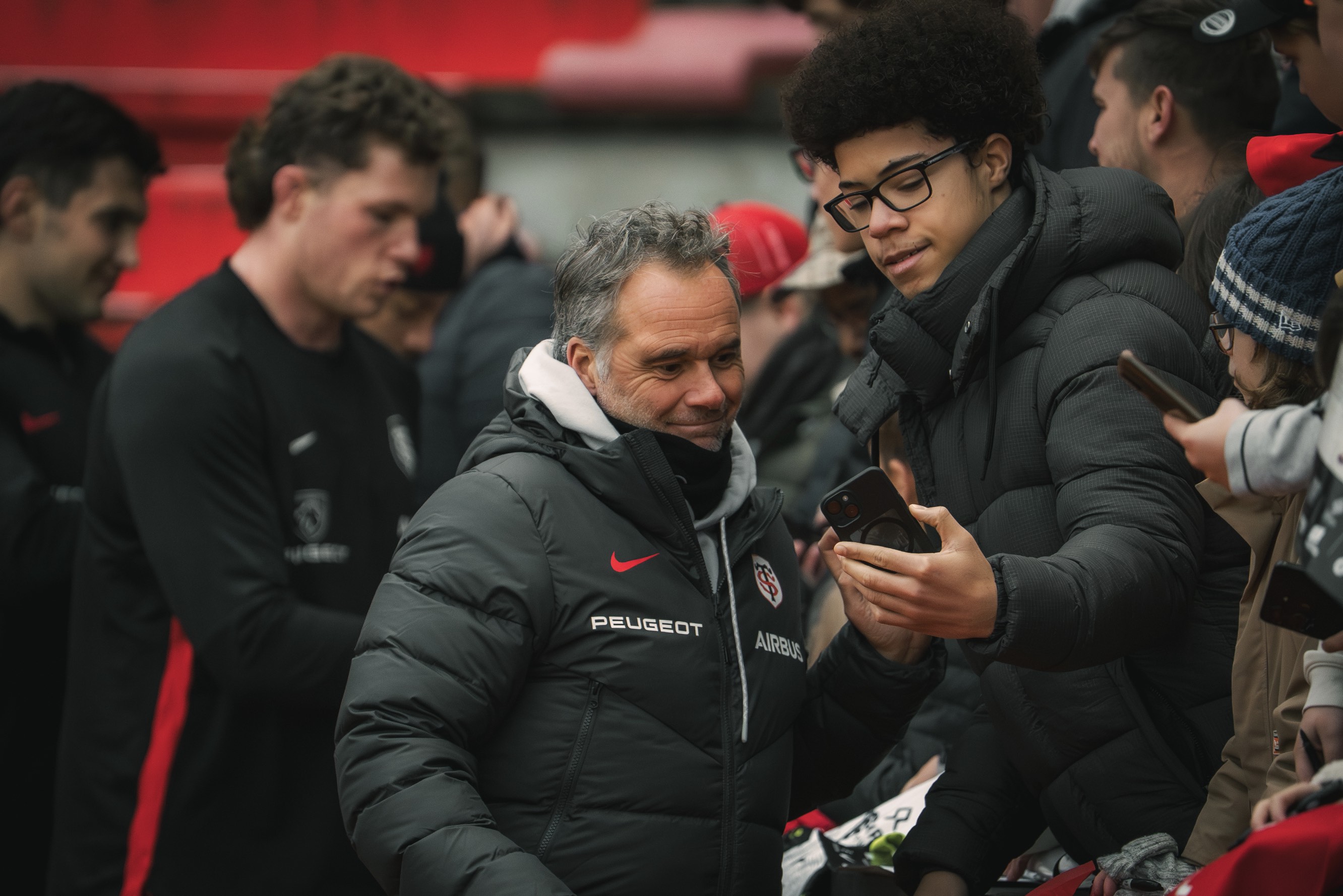 Ugo Mola avec un supporter 25/26