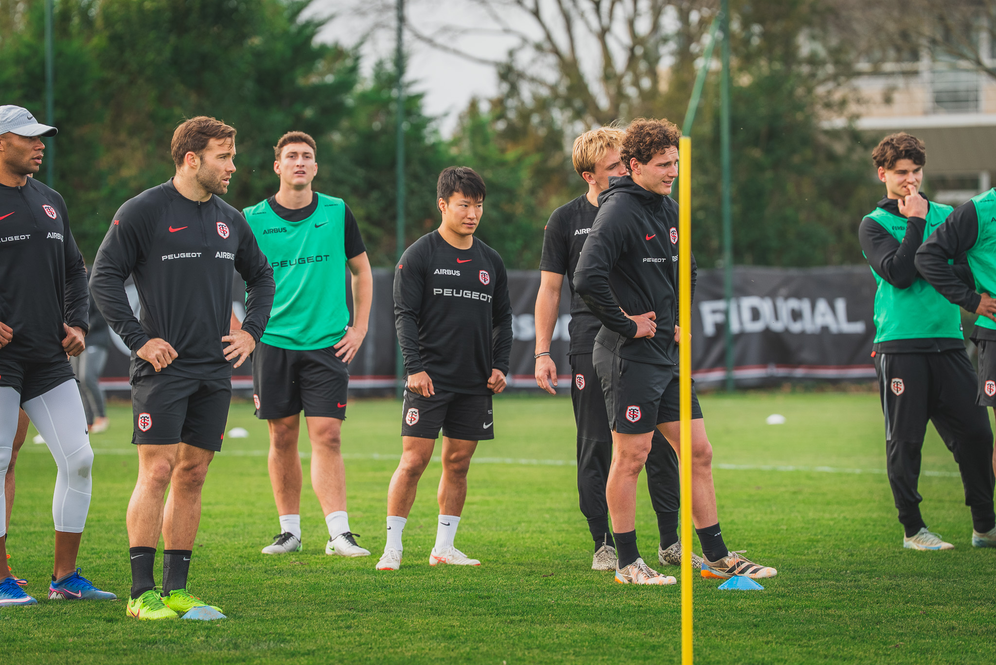 Plusieurs joueurs écoutent le coach