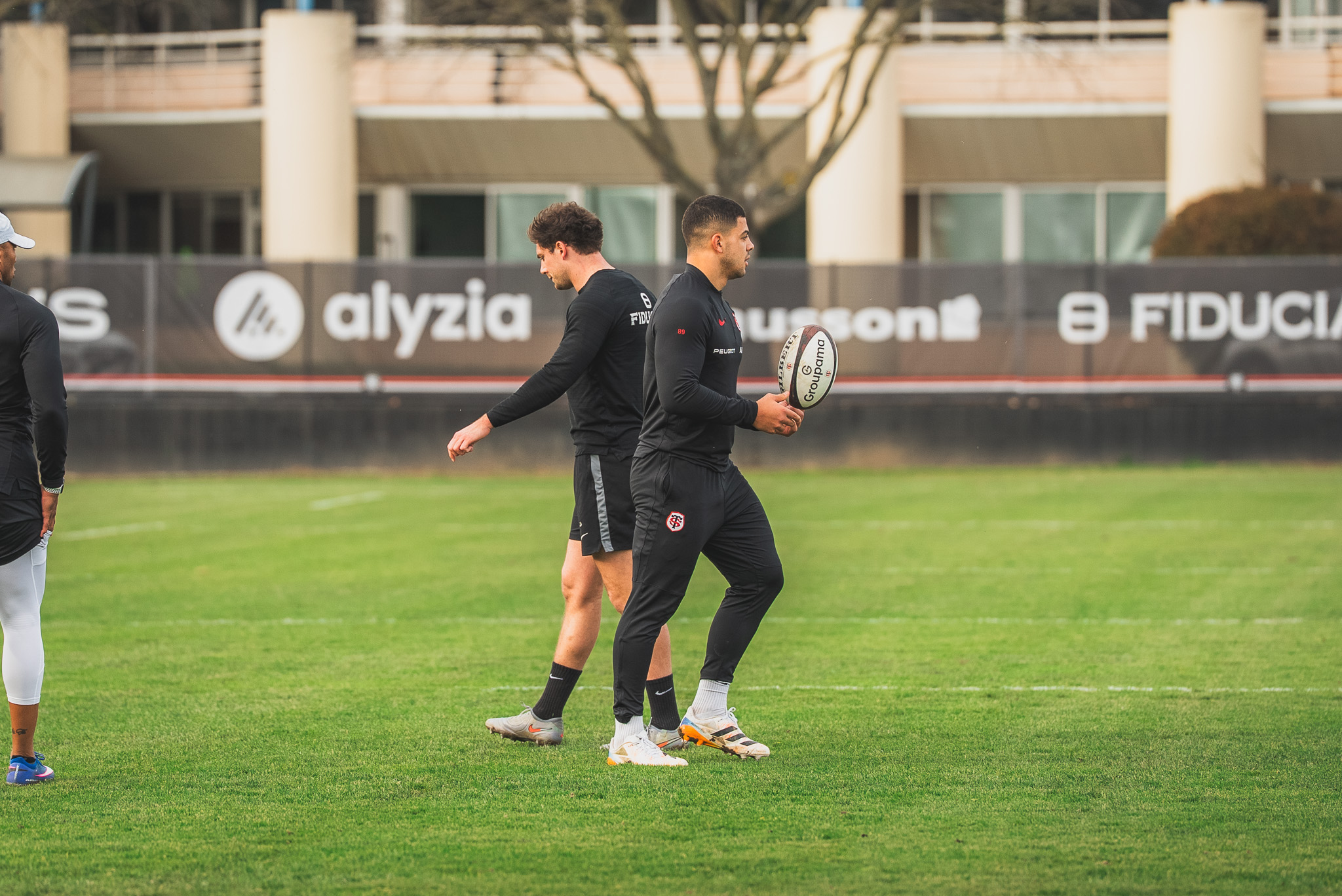 Santiago Chocobares jouant avec un ballon
