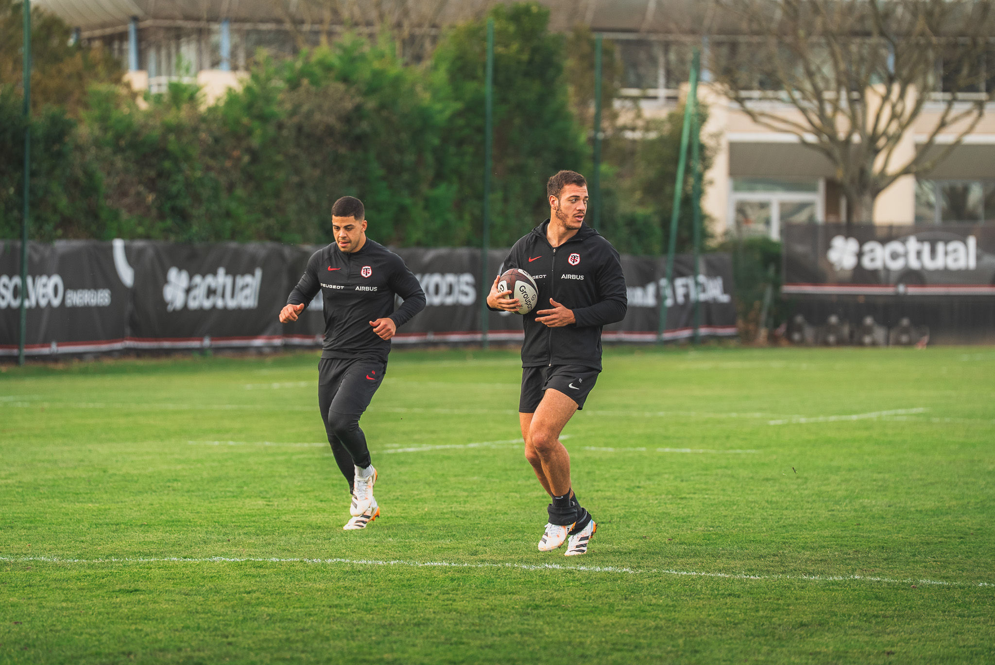 Théo Ntamack court avec un ballon dans les mains