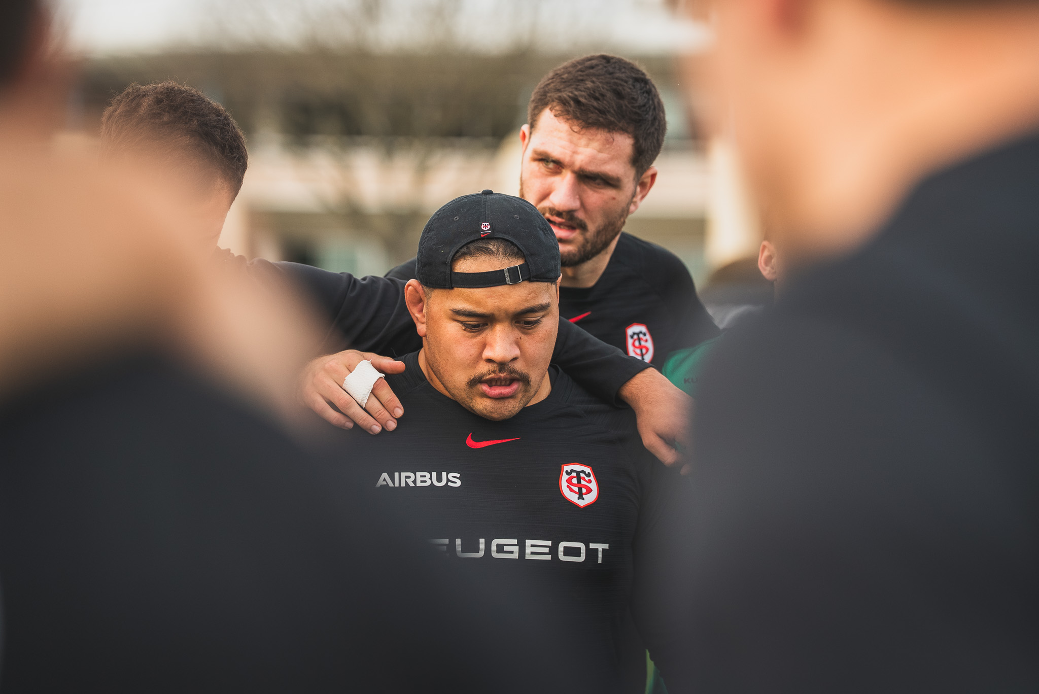 David Ainu'u regardant vers le bas