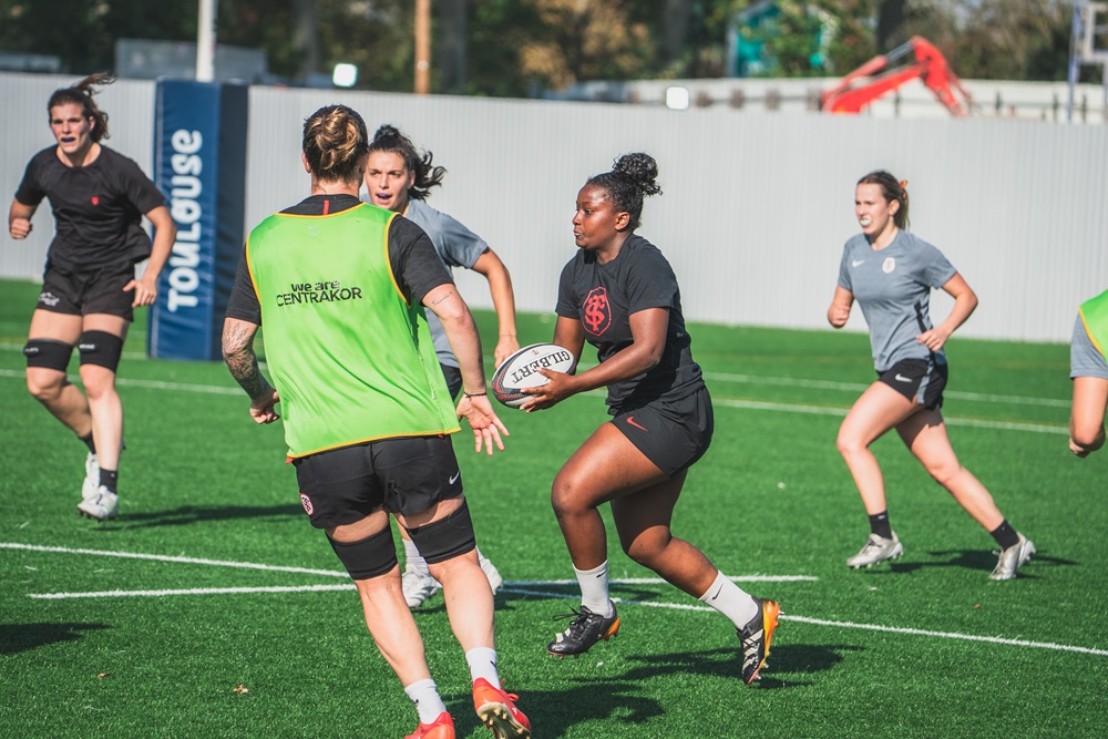 Ines Lawani joueuse du Stade Toulousain ballon en main