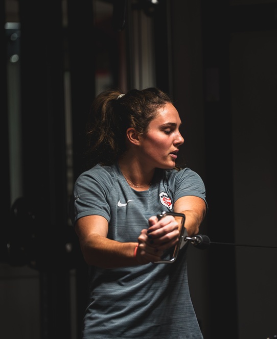 Alessia Philippe joueuse du Stade Toulousain à la salle de musculation