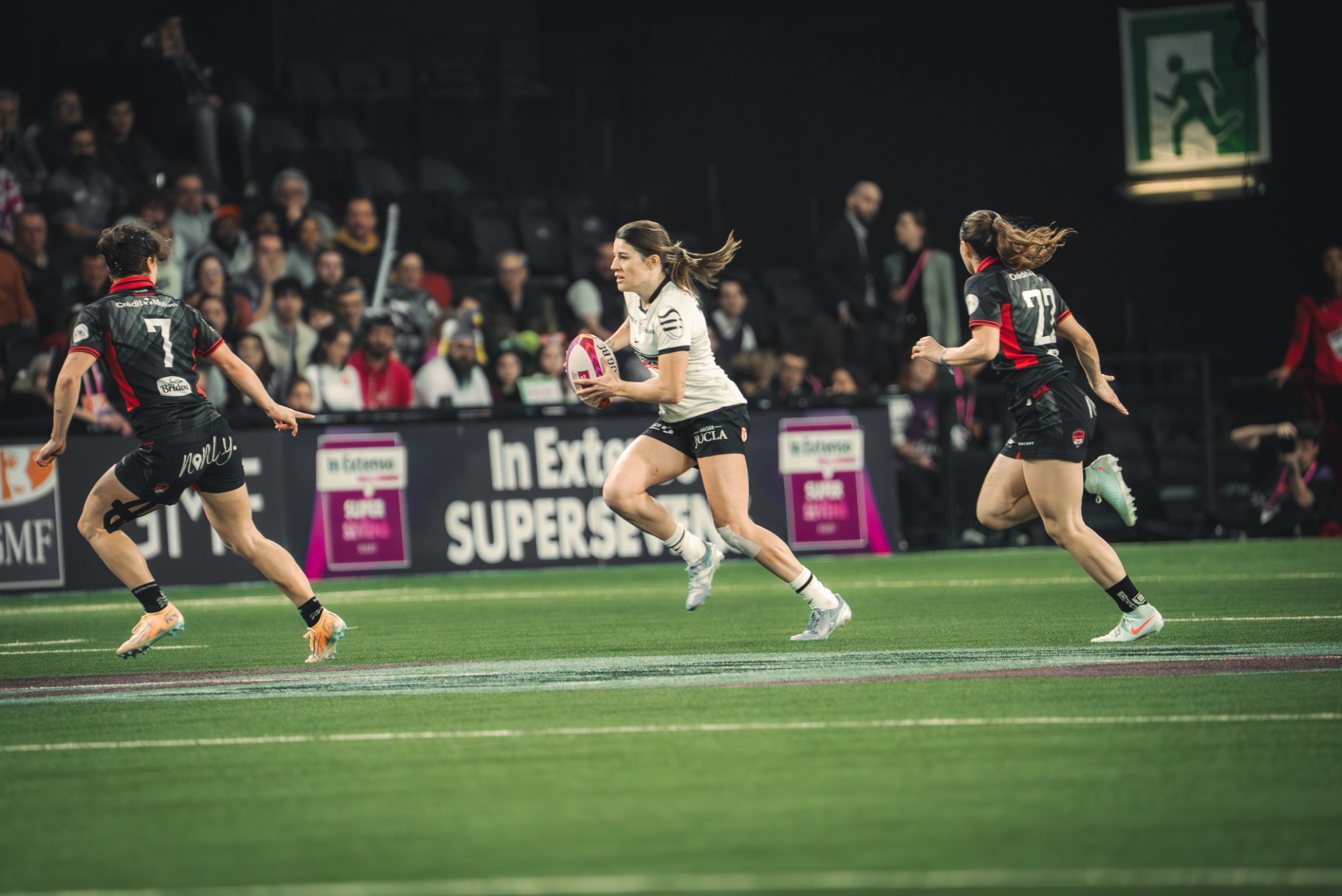 Gaëlle Hermet entre deux défenseuses